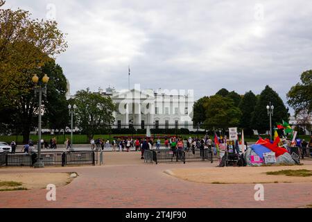 Weißes Haus, Haus, Büro, Präsident der Vereinigten Staaten, Pennsylvania, Avenue, Washington, DC, USA, vom Lafayette Square aus gesehen mit Touristen. Stockfoto