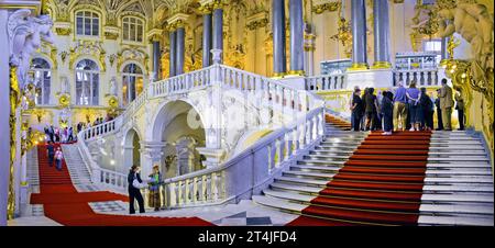 Panoramablick auf die Jordanientreppe im Staatlichen Eremitage Museum. Stockfoto