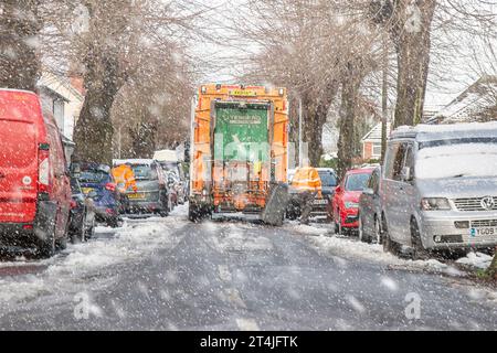 Kidderminster, Großbritannien. 30. Dezember 2020. Wetter in Großbritannien: Schneebedeckte Bedingungen sorgen für langsame Fortschritte bei Müllsammlern in den Midlands. Quelle: Lee Hudson Stockfoto