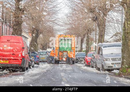 Kidderminster, Großbritannien. 30. Dezember 2020. Wetter in Großbritannien: Schneebedeckte Bedingungen sorgen für langsame Fortschritte bei Müllsammlern in den Midlands. Quelle: Lee Hudson Stockfoto