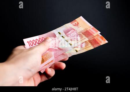 Uang koin Indonesia lima ratus 500 Rupiah, indonesische 500 Rupiah Münze mit schwarzem Hintergrund, Blick von oben, isoliert. Stockfoto