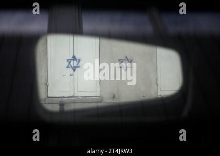 Paris, Frankreich. 31. Oktober 2023. Julien Mattia/Le Pictorium - antisemitische Tags für Davidsterne - 31/10/2023 - Frankreich/Ile-de-France (Region)/Paris - Bewohner des 14. Arrondissements von Paris erwachten am 31. Oktober 2023 mit antisemitischen Tags, die Davidsterne darstellen. Quelle: LE PICTORIUM/Alamy Live News Stockfoto