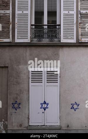 Paris, Frankreich. 31. Oktober 2023. Julien Mattia/Le Pictorium - antisemitische Tags für Davidsterne - 31/10/2023 - Frankreich/Ile-de-France (Region)/Paris - Bewohner des 14. Arrondissements von Paris erwachten am 31. Oktober 2023 mit antisemitischen Tags, die Davidsterne darstellen. Quelle: LE PICTORIUM/Alamy Live News Stockfoto