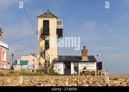 Das South Lookout Gebäude am Aldeburgh Beach an einem sonnigen Tag. Stockfoto