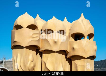 Kriegerische Schornsteine auf dem Dach der Casa Mila - La Pedrera, Barcelona, Spanien Stockfoto