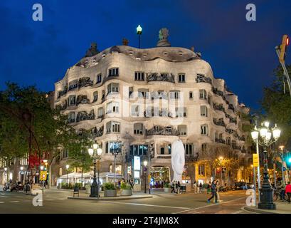 Casa Mila - La Pedrera bei Nacht, Barcelona, Spanien Stockfoto