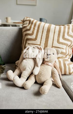 Nahaufnahme von zwei Plüschspielzeugen aus Textil als Dekor auf einer bequemen Couch in einem gemütlichen Zuhause Stockfoto