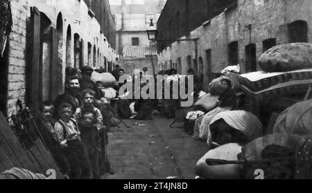 Viktorianische Slums. Arbeiterwohnungen in Spitalfields, viktorianisches London Stockfoto