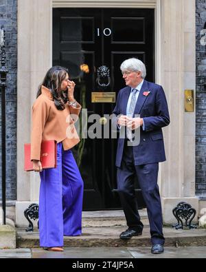 London, Großbritannien. 31. Oktober 2023. Suella Braverman QC-Abgeordnete, Staatssekretärin für das Innere Ministerium, spricht mit Andrew Mitchell, Abgeordneter, Staatsminister und Entwicklungsminister im Außenministerium, Commonwealth and Development Office. Minister der Sunak-Regierung in der Downing Street für die wöchentliche Kabinettssitzung heute. Quelle: Imageplotter/Alamy Live News Stockfoto