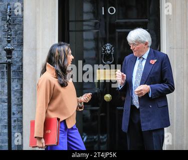 London, Großbritannien. 31. Oktober 2023. Suella Braverman QC-Abgeordnete, Staatssekretärin für das Innere Ministerium, spricht mit Andrew Mitchell, Abgeordneter, Staatsminister und Entwicklungsminister im Außenministerium, Commonwealth and Development Office. Minister der Sunak-Regierung in der Downing Street für die wöchentliche Kabinettssitzung heute. Quelle: Imageplotter/Alamy Live News Stockfoto