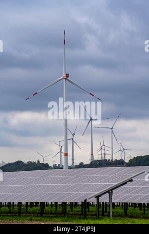 Windpark und Photovoltaik-Großanlage nordöstlich von Bad Wünnenberg, in der Nähe des Dorfes Elisenhof, an der Autobahn A44, NRW Stockfoto