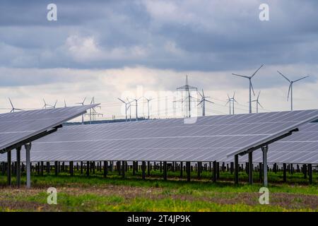Windpark und Photovoltaik-Großanlage nordöstlich von Bad Wünnenberg, in der Nähe des Dorfes Elisenhof, an der Autobahn A44, NRW Stockfoto
