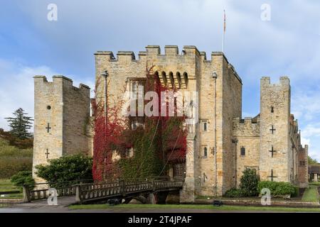 Herbstfarben, wenn der Boston Ivy in Hever Castle, Hever, Edenbridge, Kent, Großbritannien, rot wird Stockfoto