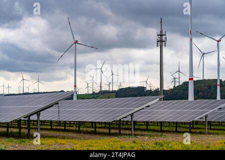 Windpark und Photovoltaik-Großanlage nordöstlich von Bad Wünnenberg, in der Nähe des Dorfes Elisenhof, an der Autobahn A44, NRW Stockfoto