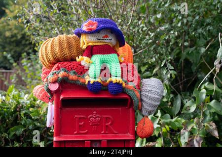 Marlow Bottom, Großbritannien. Ein hübscher herbstlicher Halloween-Briefkasten-Topper in Marlow Bottom, Buckinghamshire. Quelle: Maureeen McLean/Alamy Live News Stockfoto