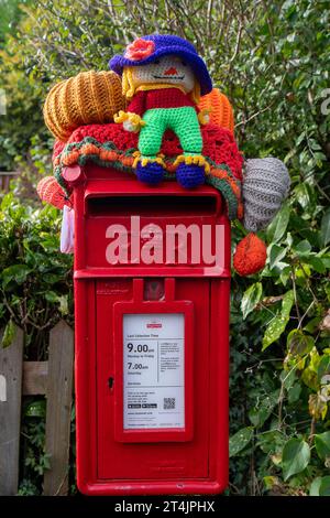 Marlow Bottom, Großbritannien. Ein hübscher herbstlicher Halloween-Briefkasten-Topper in Marlow Bottom, Buckinghamshire. Quelle: Maureeen McLean/Alamy Live News Stockfoto