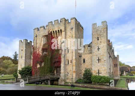 Herbstfarben, wenn der Boston Ivy in Hever Castle, Hever, Edenbridge, Kent, Großbritannien, rot wird Stockfoto