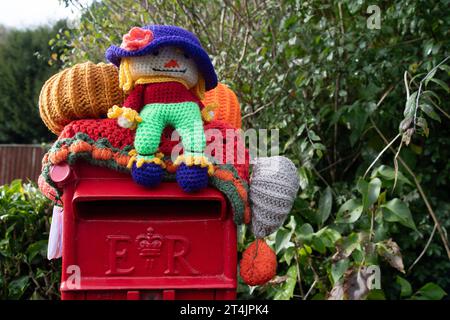 Marlow Bottom, Großbritannien. Ein hübscher herbstlicher Halloween-Briefkasten-Topper in Marlow Bottom, Buckinghamshire. Quelle: Maureeen McLean/Alamy Live News Stockfoto