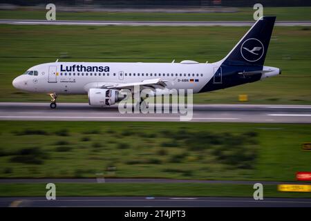 Flughafen Düsseldorf, Lufthansa Airbus bei der Landung, Airbus A319-100, D-AIBN Luftverkehr DUS *** Flughafen Düsseldorf, Lufthansa Airbus bei der Landung, Airbus A319 100, D AIBN Air Traffic DUS Credit: Imago/Alamy Live News Stockfoto