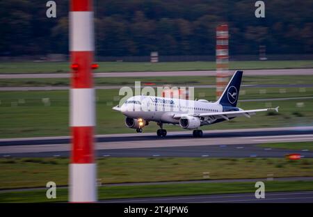 Flughafen Düsseldorf, Lufthansa Airbus bei der Landung, Airbus A319-100, D-AIBN Luftverkehr DUS *** Flughafen Düsseldorf, Lufthansa Airbus bei der Landung, Airbus A319 100, D AIBN Air Traffic DUS Credit: Imago/Alamy Live News Stockfoto