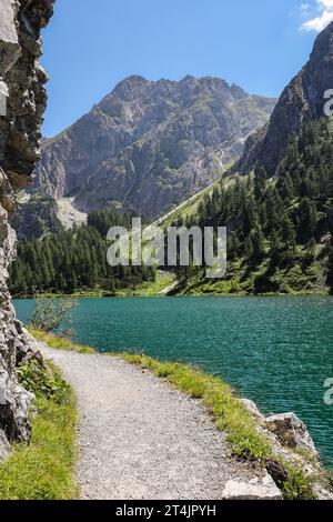 Vertikale Landschaft des Tappenkarsees in Österreich am sonnigen Sommertag. Wunderschöne Landschaft des Alpensees, Wanderwegs und Berges in Europa. Stockfoto