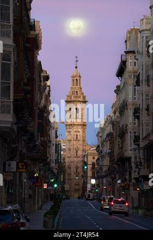 Sonnenaufgang in St. Catalina Kirche in Valencia (Spanien) mit dem Vollmond am Himmel Stockfoto