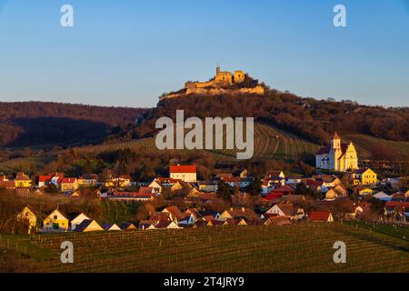 Falkenstein Ruinen und Stadt mit Weinberg, Niederösterreich, Österreich Stockfoto