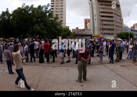 MARACAIBO-VENEZUELA-22-10-2023 Venezolaner stehen an, um bei den Oppositionswahlen zu wählen, die den Kandidaten für Präsident Nicol wählen werden Stockfoto