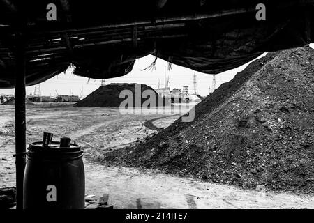 Größter Kohlegeschäftsplatz in Bangladesch. Dieses Bild wurde am 29. Mai 2022 aus Gabtoli in Bangladesch aufgenommen Stockfoto