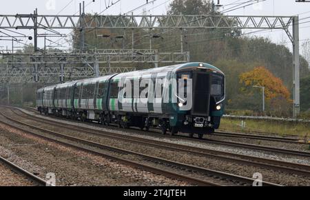 Neu bei der LNWR Class 730/2 Aventra Electric Multiple Unit 730206 bei Kilometerstand im 3Q02 10:06 Nuneaton to Crewe Approach Rugeley TV. Stockfoto