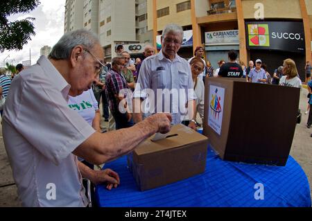 MARACAIBO-VENEZUELA 22-10-2023- ein alter Mann stellt seinen Wahlzettel in der Wahlurne vor, während der Vorwahlen der Opposition in Venezuela. © JOSE I Stockfoto