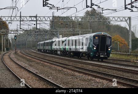 Neu bei der LNWR Class 730/2 Aventra Electric Multiple Unit 730206 bei Kilometerstand im 3Q02 10:06 Nuneaton to Crewe Approach Rugeley TV. Stockfoto