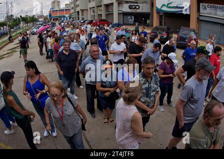 MARACAIBO-VENEZUELA- 22-102023- Venezolaner warten auf ihre Wahlreife bei der Vorwahl der Opposition, die den Präsidentschaftskandidaten wählen wird Stockfoto