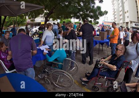 MARACAIBO-VENEZUELA-22-102023-Eine venezolanische Frau mit einer Behinderung übt ihre Stimme während der Vorwahlen der Opposition aus, die dem Präsidenten gegenüber gegenübersteht Stockfoto