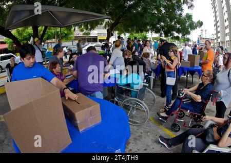 MARACAIBO-VENEZUELA-22-10-2023- Venezolaner stellen sich in Laufkatzen an, um am Wahltisch in den Oppositionsvorwahlen zu überprüfen und zu wählen, ob er die befragt Stockfoto