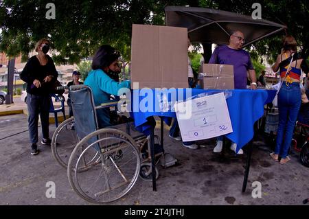 MARACAIBO-VENEZUELA-22-102023-Eine venezolanische Frau mit einer Behinderung übt ihre Stimme während der Vorwahlen aus, um den Präsidentschaftskandidaten zu wählen Stockfoto