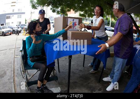 MARACAIBO-VENEZUELA-22-102023-Eine venezolanische Frau mit einer Behinderung übt ihre Stimme während der Vorwahlen aus, um den Präsidentschaftskandidaten zu wählen Stockfoto