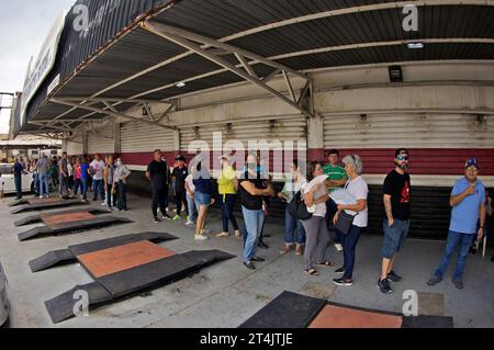 MARACAIBO-VENEZUELA-22-10-2023- Venezolaner wählen den Oppositionskandidaten während der Vorwahlen und stehen Präsident Nicolas Maduro i. gegenüber Stockfoto