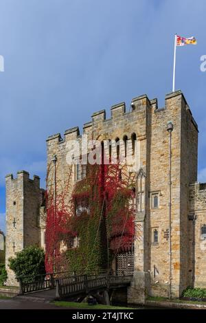 Herbstfarben, wenn der Boston Ivy in Hever Castle, Hever, Edenbridge, Kent, Großbritannien, rot wird Stockfoto