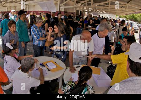 MARACAIBO-VENEZUELA-22-10-2023-Hunderte venezolaner gingen aus, um ihre Stimme in den Vorwahlen auszuüben, um den Oppositionskandidaten zu wählen, der sich NIC gegenübersieht Stockfoto