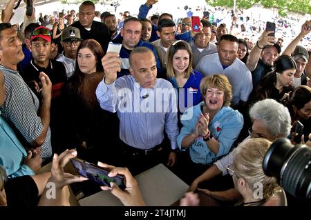 MARACAIBO-VENEZUELA-22-10-2023 der Gouverneur des Erdölstaates Zulia, Gründer der UN-Partei Nuevo Tiempo, trifft am Wahlpunkt ein Stockfoto