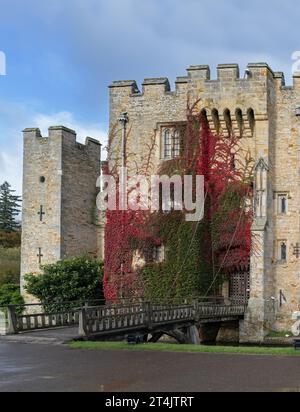 Herbstfarben, wenn der Boston Ivy in Hever Castle, Hever, Edenbridge, Kent, Großbritannien, rot wird Stockfoto