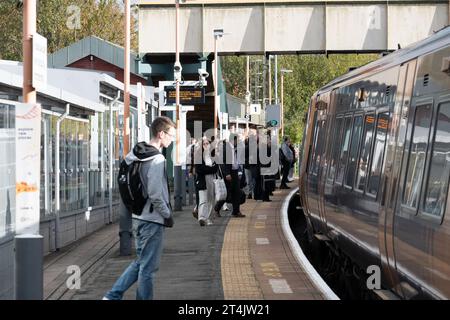 Passagiere am Bahnhof Cradley Heath, West Midlands, England, Großbritannien Stockfoto