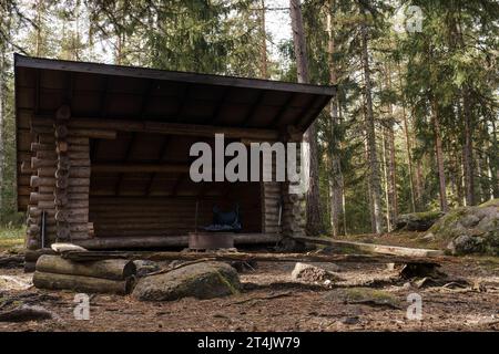 Töykkälä Lean-to-Shelter und Lagerfeuerplatz im Kurjenrahka Nationalpark. Pöytyä, Finnland. September 2023. Stockfoto