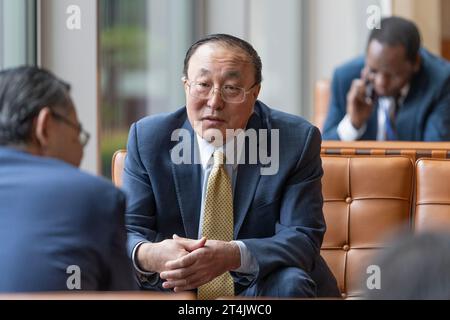 New York, USA. 31. Oktober 2023. Botschafter und Ständiger Vertreter Chinas am 31. Oktober 2023 im UN-Hauptquartier in New York. (Foto: Lev Radin/SIPA USA) Credit: SIPA USA/Alamy Live News Stockfoto