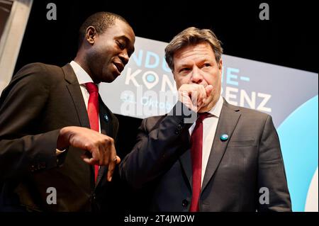 Industriekonferenz 2023: Wally Adeyemo Robert Habeck Europa, Deutschland, Berlin, 31.10.2023: Industriekonferenz 2023 - US-stellv. Finanzminister Wally Adeyemo in Gesräch mit Bundeswirtschaftsminister Robert Habeck. Industriekonferenz 2023 mit hochrangigen Akteurinnen und Akteuren aus dem in- und Ausland, aus Industrie, Wirtschaft, Arbeitgeberverbänden, Gewerkschaften und Politik. Gesprächsthemen sind die Herausforderungen fuÌˆr die Transformation und aktuelle industriepolitische Entwicklungen. Im Vordergrund stehen die Handlungsfelder Wettbewerbsfähigkeit, Klimaschutz, Lieferketten, Rohstof Stockfoto