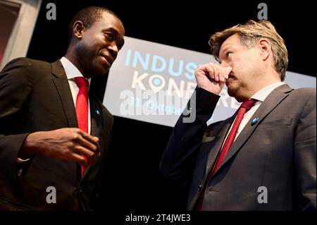 Industriekonferenz 2023: Wally Adeyemo Robert Habeck Europa, Deutschland, Berlin, 31.10.2023: Industriekonferenz 2023 - US-stellv. Finanzminister Wally Adeyemo in Gesräch mit Bundeswirtschaftsminister Robert Habeck. Industriekonferenz 2023 mit hochrangigen Akteurinnen und Akteuren aus dem in- und Ausland, aus Industrie, Wirtschaft, Arbeitgeberverbänden, Gewerkschaften und Politik. Gesprächsthemen sind die Herausforderungen fuÌˆr die Transformation und aktuelle industriepolitische Entwicklungen. Im Vordergrund stehen die Handlungsfelder Wettbewerbsfähigkeit, Klimaschutz, Lieferketten, Rohstof Stockfoto