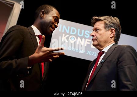 Industriekonferenz 2023: Wally Adeyemo Robert Habeck Europa, Deutschland, Berlin, 31.10.2023: Industriekonferenz 2023 - US-stellv. Finanzminister Wally Adeyemo in Gesräch mit Bundeswirtschaftsminister Robert Habeck. Industriekonferenz 2023 mit hochrangigen Akteurinnen und Akteuren aus dem in- und Ausland, aus Industrie, Wirtschaft, Arbeitgeberverbänden, Gewerkschaften und Politik. Gesprächsthemen sind die Herausforderungen fuÌˆr die Transformation und aktuelle industriepolitische Entwicklungen. Im Vordergrund stehen die Handlungsfelder Wettbewerbsfähigkeit, Klimaschutz, Lieferketten, Rohstof Stockfoto