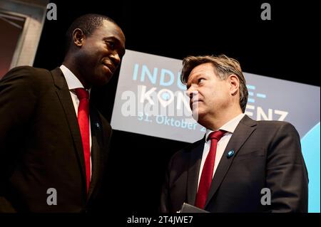 Industriekonferenz 2023: Wally Adeyemo Robert Habeck Europa, Deutschland, Berlin, 31.10.2023: Industriekonferenz 2023 - US-stellv. Finanzminister Wally Adeyemo in Gesräch mit Bundeswirtschaftsminister Robert Habeck. Industriekonferenz 2023 mit hochrangigen Akteurinnen und Akteuren aus dem in- und Ausland, aus Industrie, Wirtschaft, Arbeitgeberverbänden, Gewerkschaften und Politik. Gesprächsthemen sind die Herausforderungen fuÌˆr die Transformation und aktuelle industriepolitische Entwicklungen. Im Vordergrund stehen die Handlungsfelder Wettbewerbsfähigkeit, Klimaschutz, Lieferketten, Rohstof Stockfoto