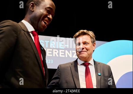 Industriekonferenz 2023: Wally Adeyemo Robert Habeck Europa, Deutschland, Berlin, 31.10.2023: Industriekonferenz 2023 - US-stellv. Finanzminister Wally Adeyemo in Gesräch mit Bundeswirtschaftsminister Robert Habeck. Industriekonferenz 2023 mit hochrangigen Akteurinnen und Akteuren aus dem in- und Ausland, aus Industrie, Wirtschaft, Arbeitgeberverbänden, Gewerkschaften und Politik. Gesprächsthemen sind die Herausforderungen fuÌˆr die Transformation und aktuelle industriepolitische Entwicklungen. Im Vordergrund stehen die Handlungsfelder Wettbewerbsfähigkeit, Klimaschutz, Lieferketten, Rohstof Stockfoto